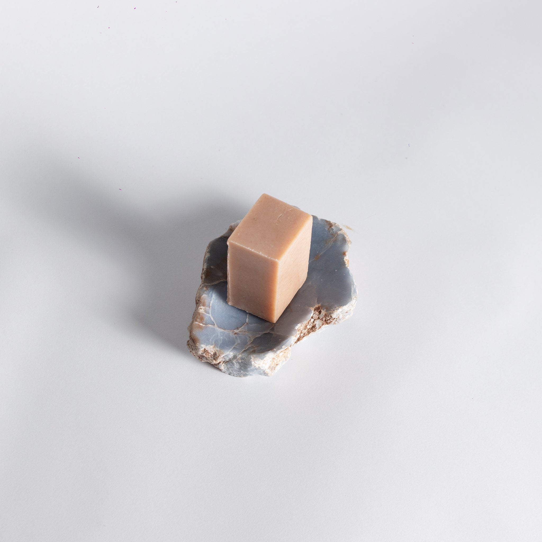 DAR proyectos Organic gemstone catchall dish 4" angelite blue