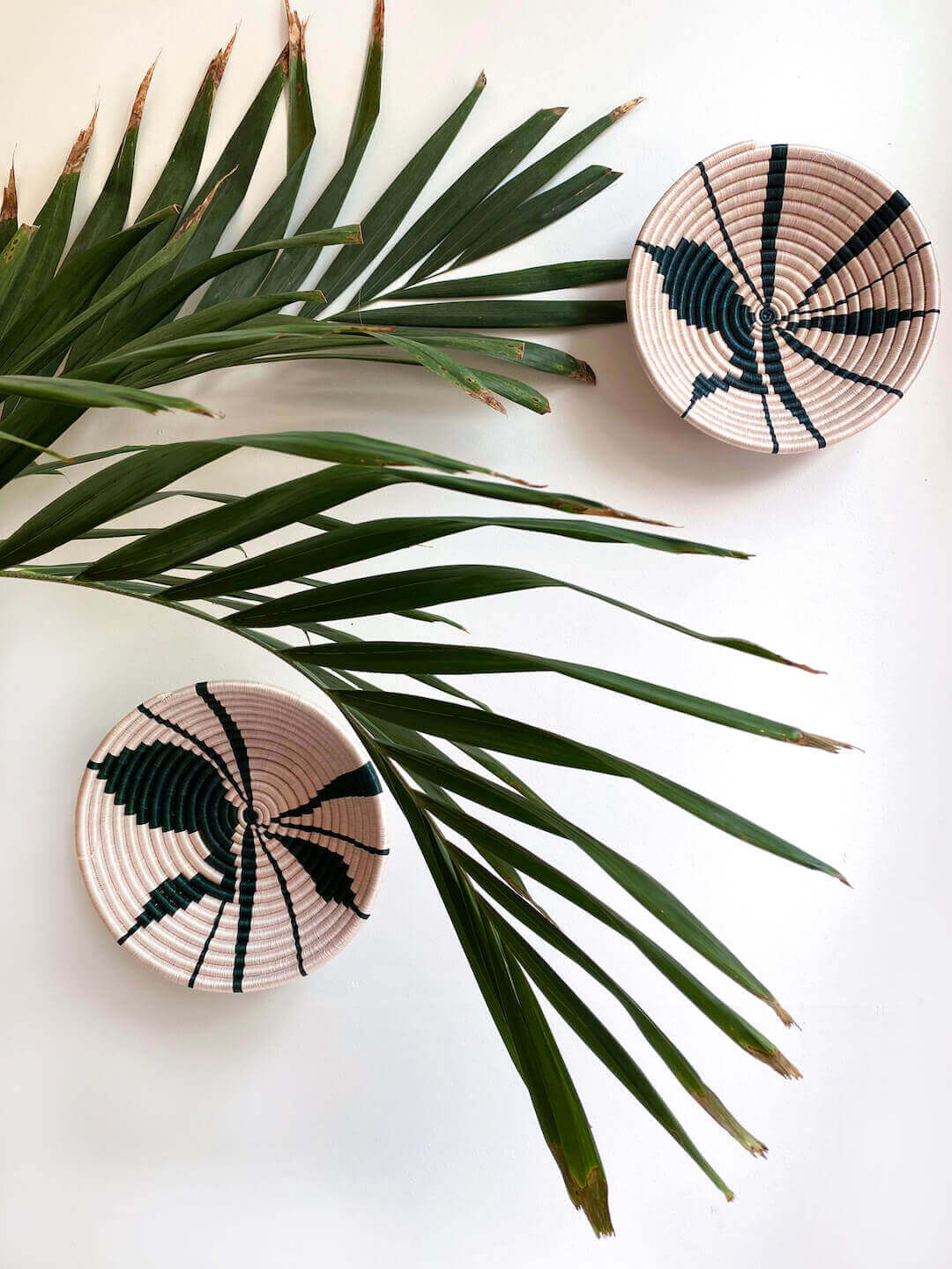 Indego Africa Decorative Baskets Leaf Plateau