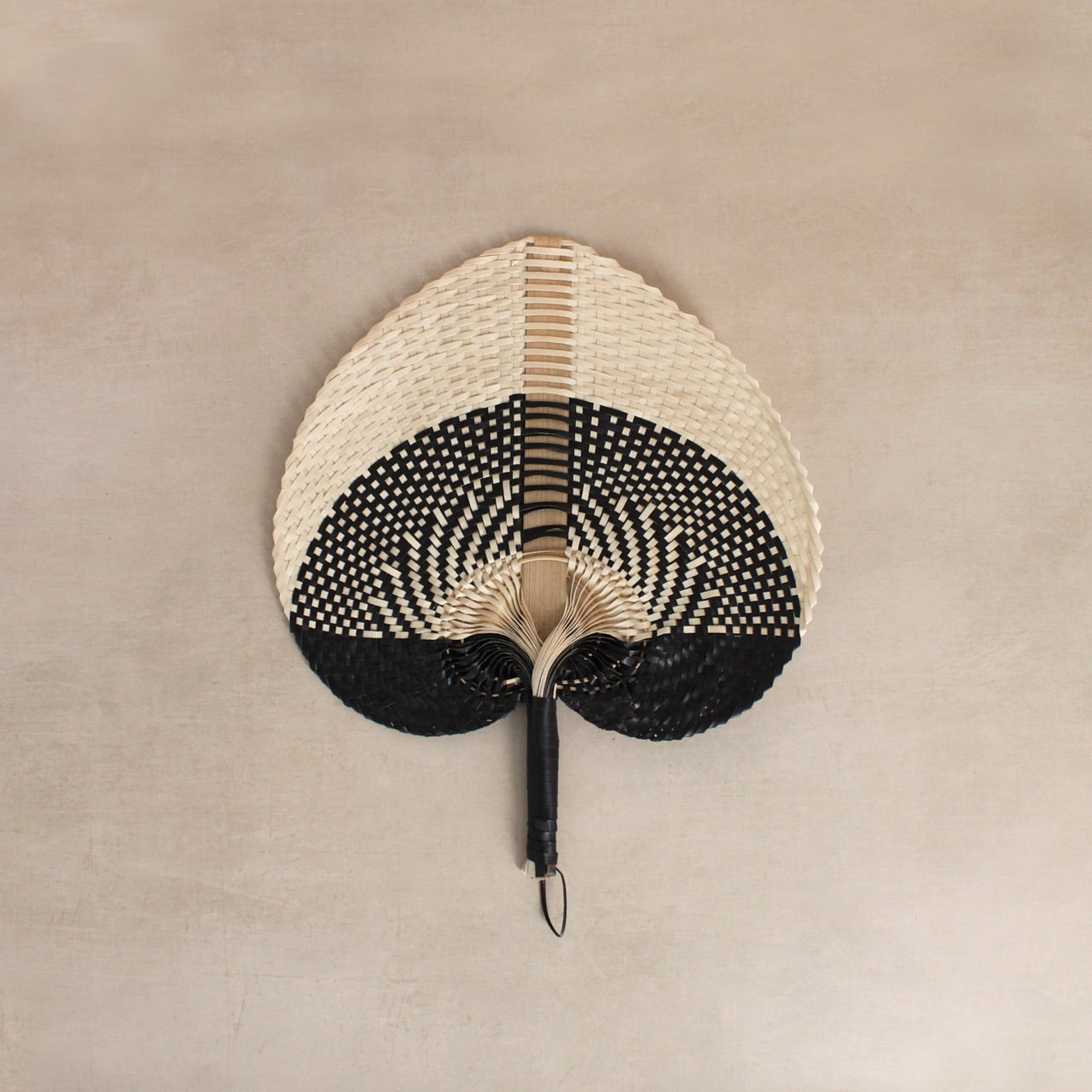 Village Thrive fan Woven Paradisio Fan Black Ombre